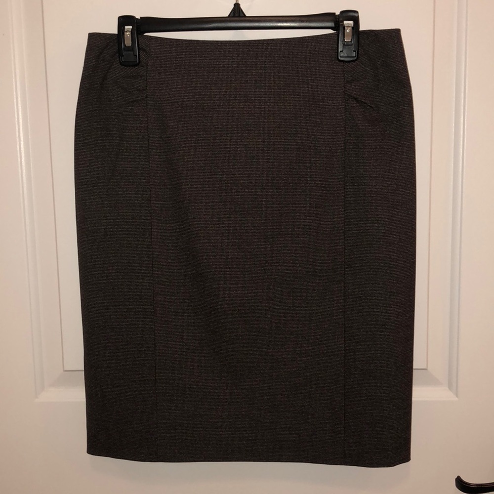 Tahari brown pencil skirt. Size 6